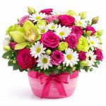 Цветы в корзинке с ромашками