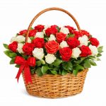 Цветы в корзинке с кустовыми розами