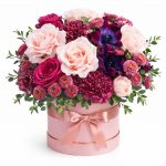 Цветы в коробке с хризантемами