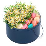 Цветы в коробке со сладостями